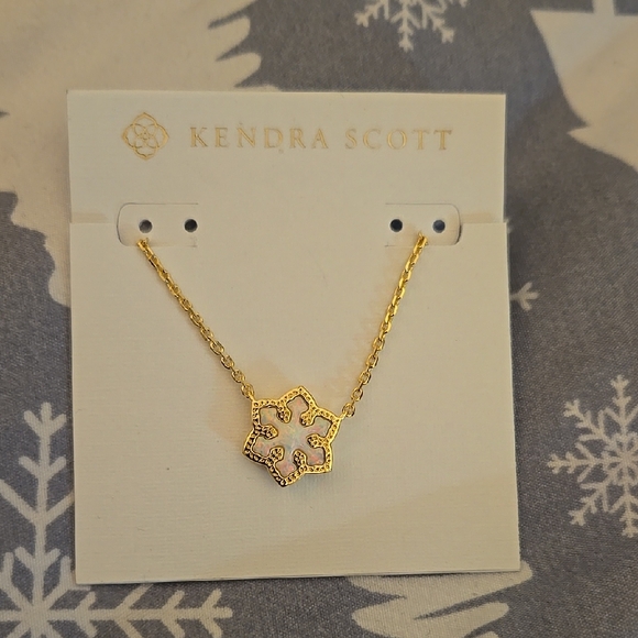 Kendra Scott Jewelry - Kendra Scott Gold Pendant Necklace